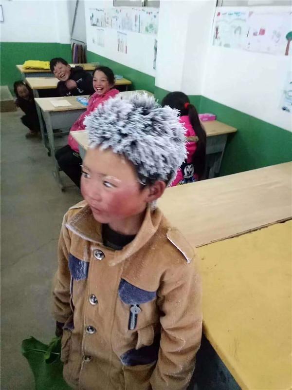 “冰花”男孩頭頂冰霜上學(xué)，我們還有什么理由不好好學(xué)習(xí)
