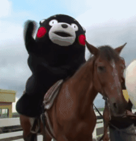 家長騎著“寶馬”接孩子放學(xué)，為了孩子也是拼了