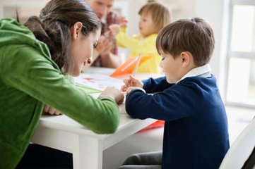 爸爸陪孩子寫作業(yè)將孩子臉咬傷！?。寢屧儐?wèn)要打疫苗嗎？