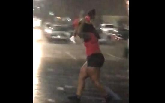 大雨天女子高舉小孩當(dāng)傘擋雨 網(wǎng)友:真把孩子當(dāng)雨傘啦！