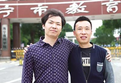 孩子被鎖車內(nèi)遭遇火災(zāi)，兩位老師砸窗救人……危險關(guān)頭，這些老師想到的是快救孩子 | 特別關(guān)注