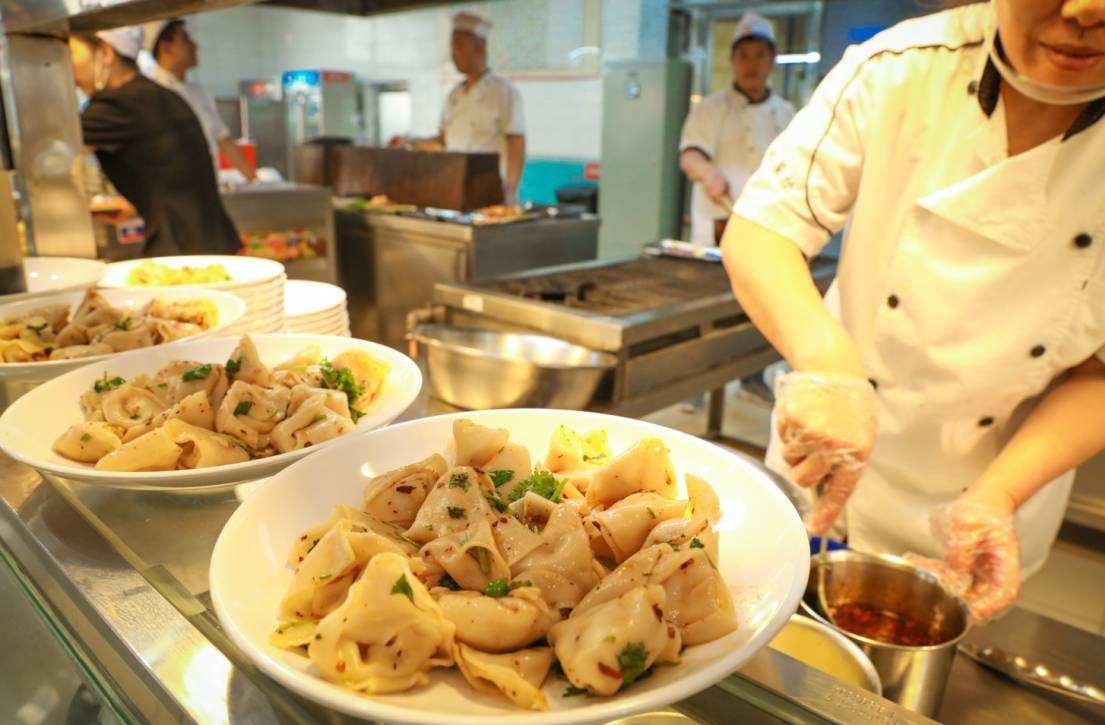 女學生釣魚舉報食堂阿姨？校方稱將追究造謠者責任