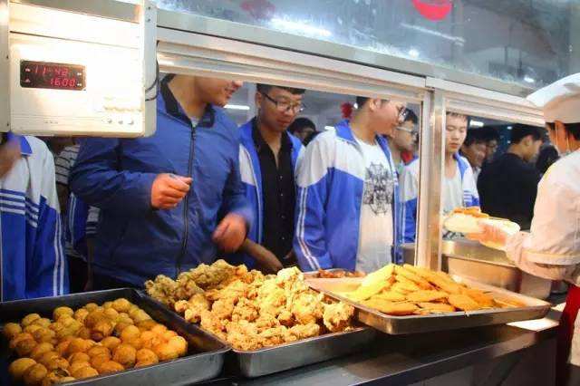給學(xué)生餐卡返錢的中學(xué)食堂：還有11年沒(méi)變的5元餐
