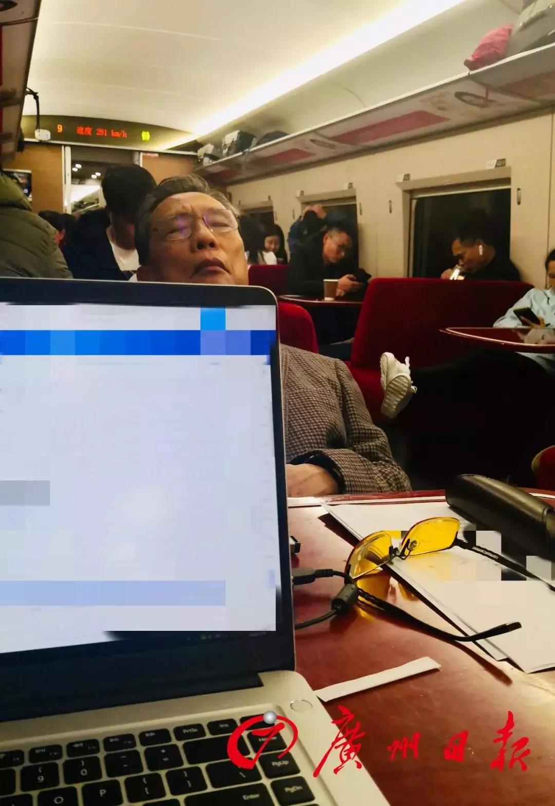 這10組刷屏照片看哭無數(shù)人！告訴孩子：如果有英雄，他們都是！