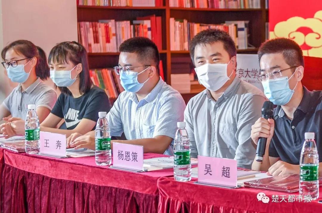 北大首批錄取通知書送往武漢，送信人的身份很特別 | 特別關(guān)注